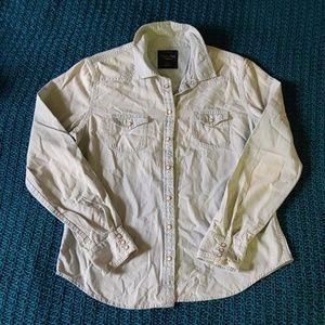 American Eagle light denim pearl snap shirt!